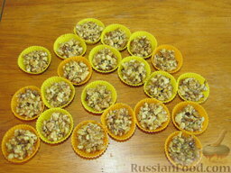 Лимонно-апельсиновые конфеты с орехами и медом: Переложите сладкую массу в силиконовые формочки. Подойдут формочки для льда или маленьких кексов. Можно использовать и специальные формы для конфет.