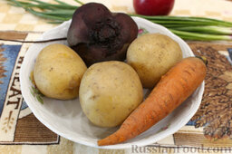 Салат порционный "Селедка под шубой": Вымытые (кожуру не снимать) картофель, свеклу и морковку отварить. Пропорции для овощей в салате – равные, то есть примерно одинаковое их количество (имеется в виду в граммах). Отварите овощи заранее, они успеют охладиться, а вам будет легко их очистить и измельчить.