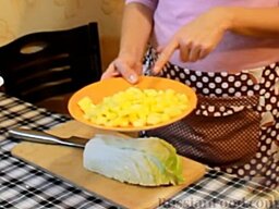 Салат с копченой курицей и манго: Манго нарезаем кубиками.