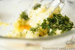 Картофельные крокеты: Отваренный до готовности картофель растолочь. Влить сливки, яйцо, всыпать зелень.