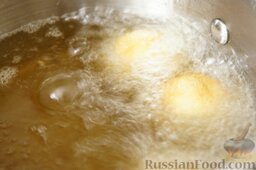 Картофельные крокеты: Жарить в горячем масле до золотистого цвета.