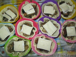 Корзиночки с грибами и сыром: В каждую формочку положить кусочки сыра.