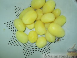 Картофель в "гнездах": Картофель маленького размера очистить, отварить в соленой воде с лавровым листиком.