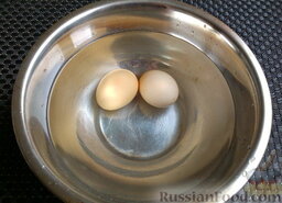 Трехслойный рулет из лаваша: В первую очередь нужно поставить вариться яйца.