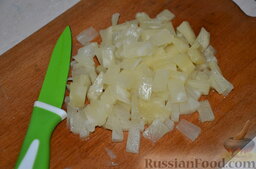 Салат с ананасами "Экзотика": Ананас порезать на небольшие ломтики.