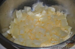 Салат с ананасами "Экзотика": Высыпать в миску с сыром.