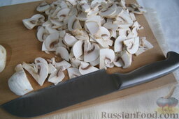Салат из фасоли с грибами: Грибы порежьте тоненькими пластинками.