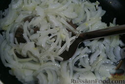 Салат из фасоли с грибами: На растительном масле обжарьте лук до золотистости.