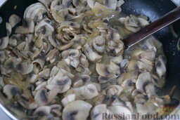 Салат из фасоли с грибами: Добавив грибы к луку, оставьте томиться около 10 минут на умеренном огне. Не забывайте помешивать, чтобы избежать пригорания.