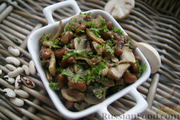 Салат из фасоли с грибами: Можно подавать. Салат хорош и тёплым, и холодным.   Приятного аппетита!
