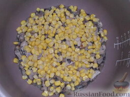 Гречневая запеканка (в мультиварке): Когда зажарка будет готова, высыпаем консервированную кукурузу.