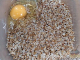 Гречневая запеканка (в мультиварке): В лоток с готовой гречкой выливаем 1 яйцо и солим по-вкусу. Все тщательно перемешиваем.