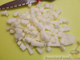 "Ёлка" из слоеного теста: Предварительно вымытое яблоко очищаем от кожуры, нарезаем его маленькими квадратиками.