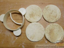 Печенье "Три поросенка": Вырезаем круги. Посыпаем ванильным сахаром с корицей.