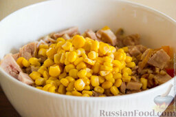 Салат "Парижель": Выложить в миску подготовленные овощи. Добавить консервированную кукурузу.