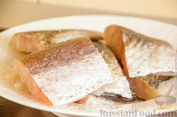 Рыбное филе в сырном кляре: Филе солим и перчим по вкусу, нарезаем порционными кусками.