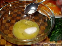 Зеленый салат с курицей и апельсинами: Добавим неполную чайную ложку сахара.