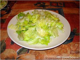 Зеленый салат с курицей и апельсинами: Сборку будем производить прямо в тарелки, согласно количества едоков. Порвем руками вымытые и обсушенные листья салата. Это будет первым слоем. Если кто не в курсе, то салат должен быть обязательно слоеный ;).