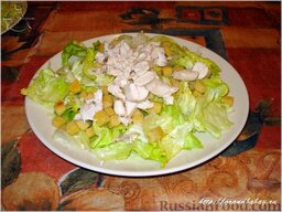 Зеленый салат с курицей и апельсинами: Третьим слоем, мы положим курицу. Можно порезать её согласно вашим предпочтениям, а можно разобрать руками. На скорость поедания, это не влияет.
