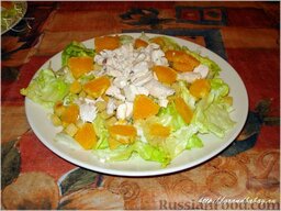 Зеленый салат с курицей и апельсинами: Вокруг курицы, в творческом беспорядке, разложим нарезанные дольки апельсина.