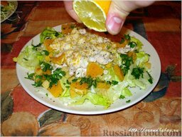 Зеленый салат с курицей и апельсинами: Листья салата, которые выступают по краям, сбрызнем лимонным соком.