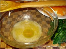 Зеленый салат с курицей и апельсинами: Вливаем половину чайной ложки оливкового масла и начинаем эмульгировать. Перемешиваем по кругу, в ОДНУ сторону, до полной однородности.