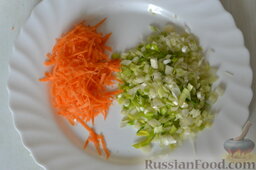 Лещ, запеченный  в духовке: Очень вкусно начинить леща тушеной капустой. В капусту добавляю много лука и моркови. Вначале поджариваю лук, а затем поджариваю морковку вместе с лучком.