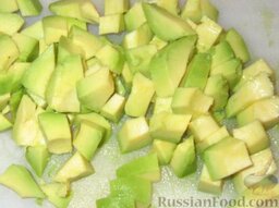 Праздничный салат со свеклой, сельдью и авокадо: Авокадо вымыть, разрезать пополам, вынуть косточку. Очистить от кожуры, нарезать кубиками. Cбрызнуть соком лимона.