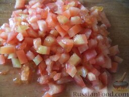 Праздничный салат со свеклой, сельдью и авокадо: Помидоры вымыть, нарезать кубиками.