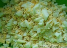 Праздничный салат со свеклой, сельдью и авокадо: Яйца очистить, нарезать мелкими кубиками.