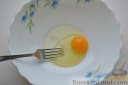 Пирожки на кефире (быстрого приготовления): Теперь занимаюсь тестом. В миску разбиваю куриное яйцо и добавляю соль.