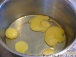Апельсиновый пирог: В емкости взбить яйца, добавить стакан сахарного песка, ванильный сахар и щепотку соли.