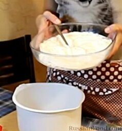 Торт ореховый: Пока остывает основа займемся приготовлением начинок - кремов.  Для первой начинки нам необходимо взбить сливки.