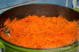 Скумбрия с овощами в сметанном соусе: Трем на терке морковку и засыпаем сверху.