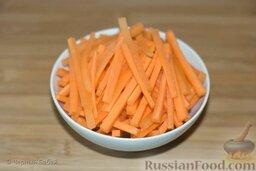 Пикша, припущенная с морковью, пореем и лимоном: Морковь и сельдерей вымыть, очистить и нарезать соломкой, длиной 6 см. Обрезки сохранить.