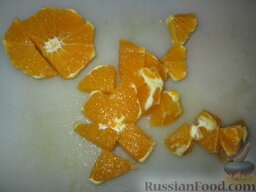 Закуска "Стаканчики с сыром и апельсином": Апельсины очистить от кожуры и белой горькой пленки при помощи ножа. Нарезать на кусочки.