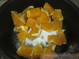 Закуска "Стаканчики с сыром и апельсином": Поместить в антипригарную кастрюльку апельсин, мед и сахар. По желанию можно добавить кусочек свежего имбиря (или порошок). Довести до кипения и потушить несколько минут.