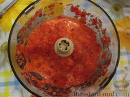 Помидоры по-корейски: Болгарский перец, нарезанный на куски, зубчики чеснока и горький перчик измельчить в блендере.