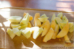 Яблочная шарлотка в мультиварке: Яблоки очистить от кожуры, семенных коробочек и нарезать ломтиками.