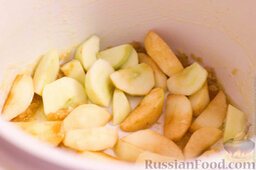 Яблочная шарлотка в мультиварке: Уложить на дно первый слой яблок. Помните - это ведь будет верх пирога.