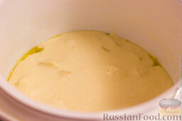 Яблочная шарлотка в мультиварке: Вылить тесто на яблоки.