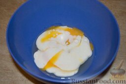 Картофельные оладьи с мятным соусом: В большой миске размешал венчиком яйца с кефиром. Продолжая размешивать, добавил соду и растительное масло.