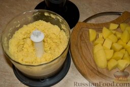 Картофельные оладьи с мятным соусом: Нарезал небольшими кусочками картофель и измельчил в блендере.