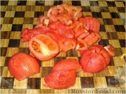Пряный рассольно-томатный суп с говядиной: Нарежем помидоры дольками. Если вам не хочется возиться со свежими помидорами, то можно взять консервированные. Если нет никаких помидоров, можно заменить их на две столовые ложки томатной пасты.