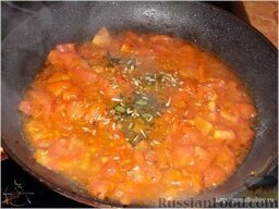 Пряный рассольно-томатный суп с говядиной: В другой сковороде нагреваем одну столовую ложку растительного масла и на среднем огне начинаем обжаривать помидоры. Распускаем их до состояния густого соуса. Добавляем чайную ложку сахара, чайную ложку семян фенхеля, пол чайной ложки молотого кориандра, одну гвоздичку. Посыпаем молотой смесью душистых перцев и положим один маленький жгучий перчик или чайную ложку (без фанатизма) абхазской аджики. Аккуратно помешивая, чтобы не повредить перчик, готовим, пока не выпарится влага.