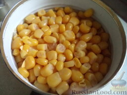 Салат "Пестренький": Открыть баночку консервированной кукурузы, слить жидкость.