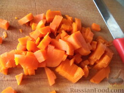 Салат "Пестренький": Отварную морковь очистить, нарезать кубиками.
