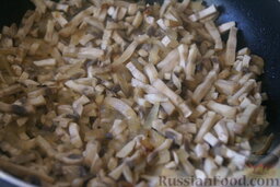 Кальмары фаршированные: Добавьте к луку грибы и тушите на умеренном огне до готовности грибов 7-10 минут.