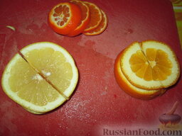 Мясо кабанчика с цитрусовыми: Апельсин и грейпфрут нарезать толстыми ломтиками и разрезать их пополам. Мандарин нарезать ломтиками.