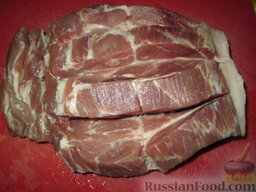 Мясо кабанчика с цитрусовыми: В мясе сделать глубокие надрезы поперек волокон, не дорезая до конца куска.